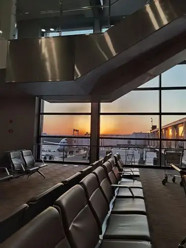 舞后独自在空无一人的机场候机