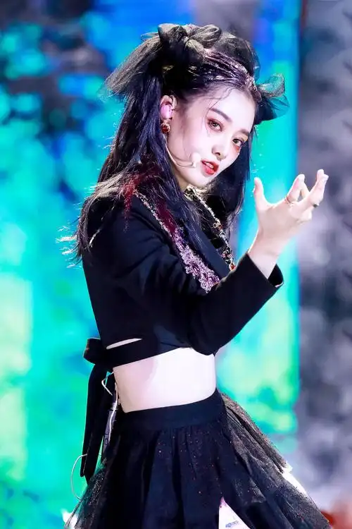 创造营2020徐艺洋获全场撑腰王怪女孩暗黑造型挑染双马尾