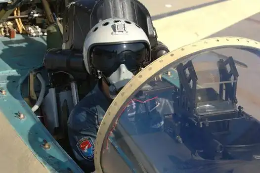 图文中国新型歼11b战机座舱和飞行员