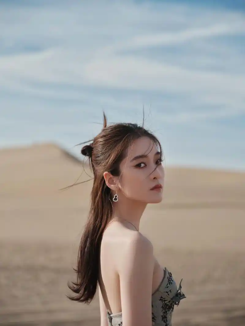 张雪迎抹胸裙沙漠大片