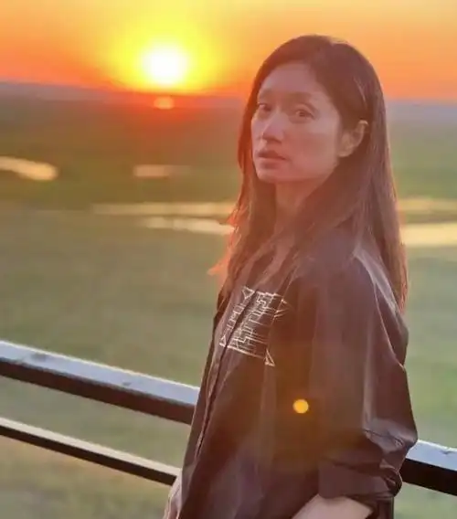 朱亚文一家与刘芸深夜聚餐40岁沈佳妮素颜显老两人像隔了一代