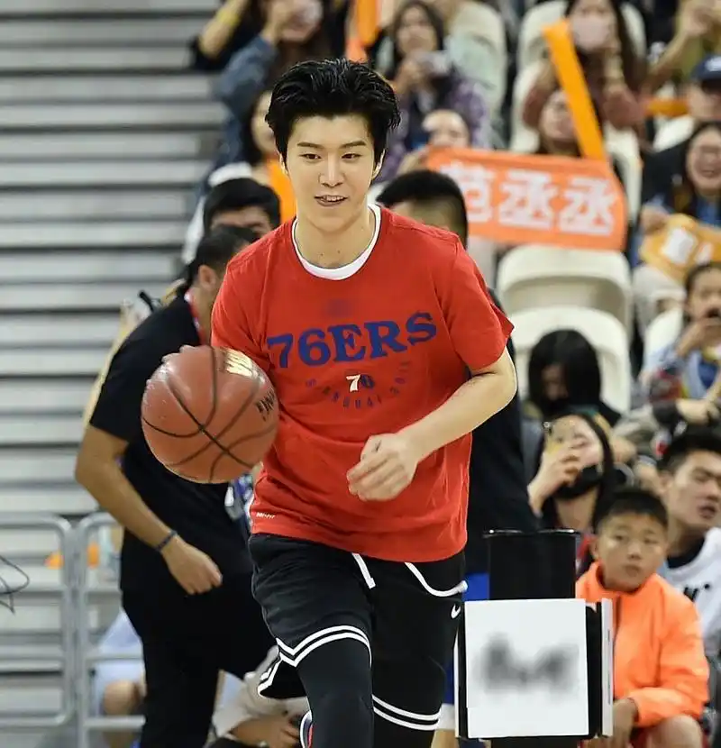 范丞丞现身篮球活动,素颜秒变大方脸,网友:一笑跟哭似的