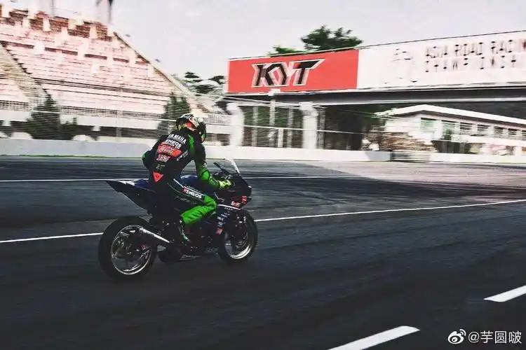 有没有王一博骑摩托车图片