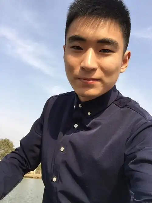 照片上的男士给你的感觉是什么?看完再评价,谢谢