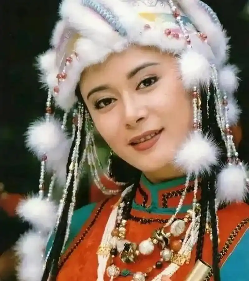 来看一下《还珠格格》里面的塞娅公主张恒44岁的现状,最新直播状态来