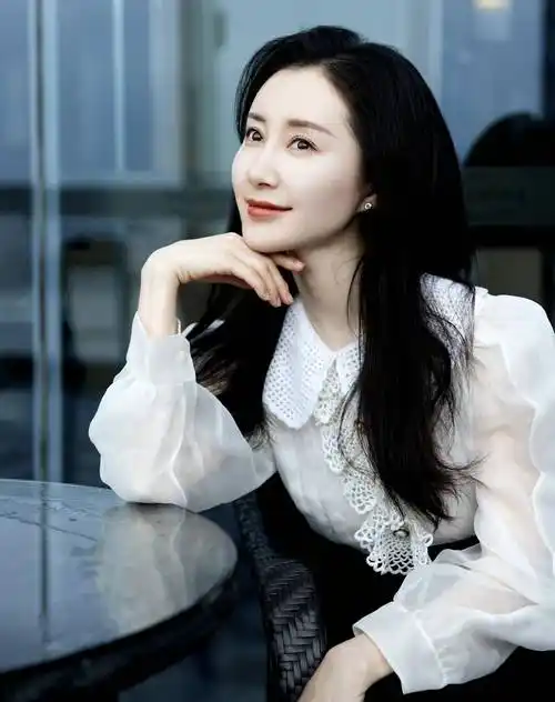 明星舒畅写真珍藏:玉貌花容,清丽秀雅