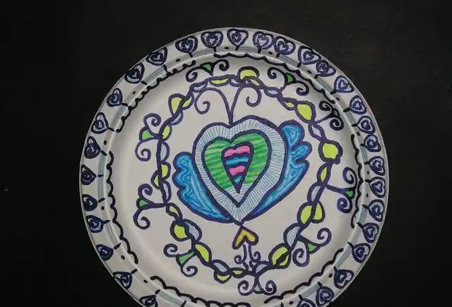 青花瓷盘子画作品展,8岁以内孩子能做到这样,已然很不错了