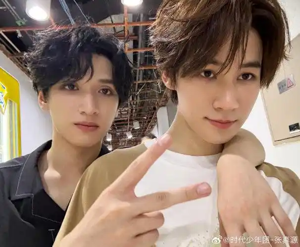 张真源白发机场路透,张真源严浩翔澳门站新发色,一个染了白发