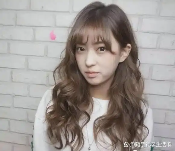 长发女生的长卷发造型,黑色,棕色,栗色头发均可借鉴.