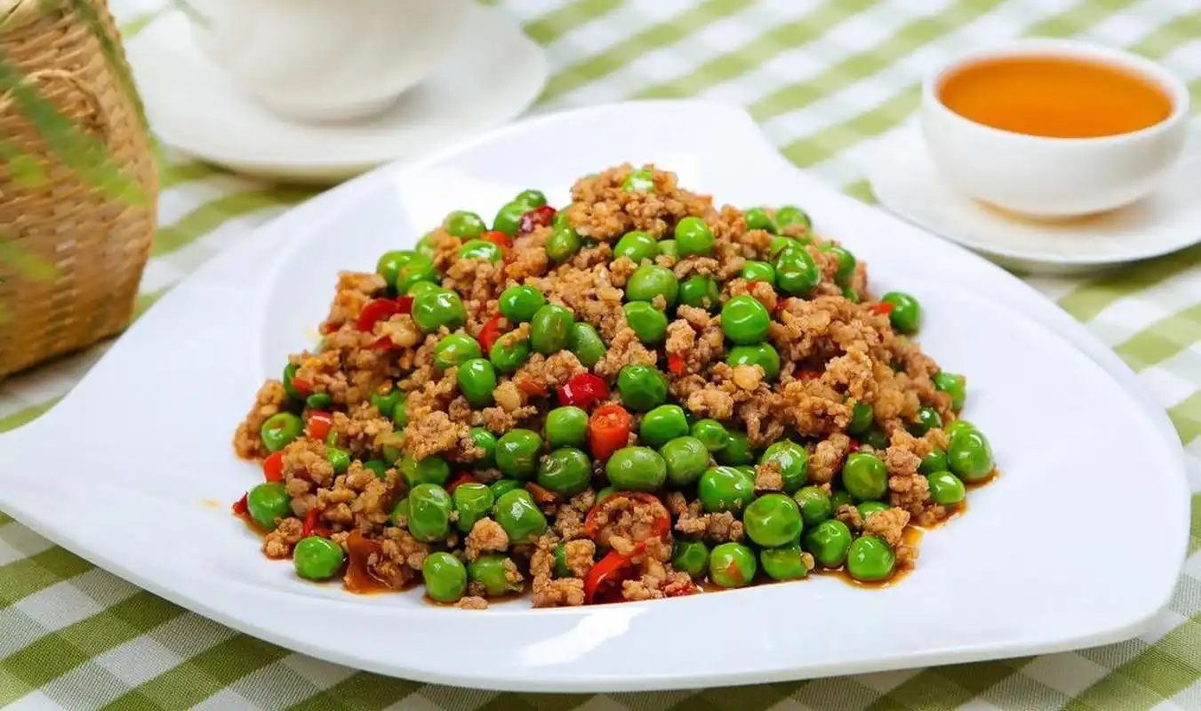 02挑选新鲜豌豆,焯水断生,腌制肉末,翻炒几下,色香味俱全!