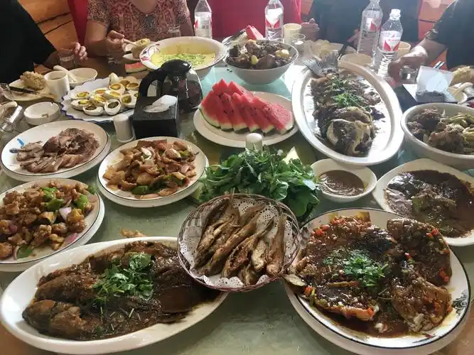 午餐更是丰盛,具有农家菜的风味,又有满桌鱼肉的飘香,还有苞米,大麦