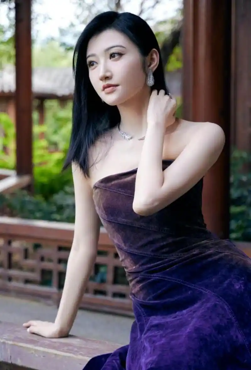 如花似月,娇艳惊人的人间富贵花#景甜# 一袭渐变蓝色抹胸礼裙,雪肤玉