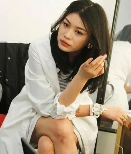 17岁汪峰大女儿晒近照,打扮成熟走性感风,颜值不输继母章子怡|声乐