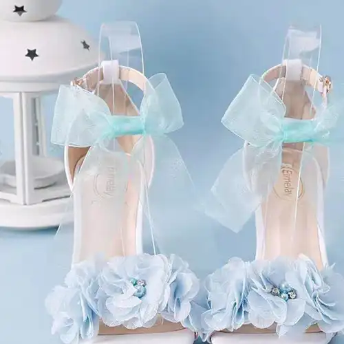 巨蟹座的专属仙女高跟鞋是一款梦幻紫磨毛高跟鞋.