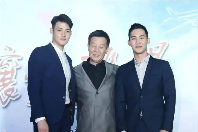 寇世勋父子罕同框38岁寇家瑞高大帅气女儿已2岁仍未娶女友