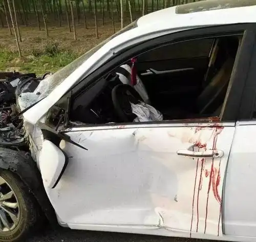 【突发】邢台南宫东赵守村口发生交通事故,现场惨烈!