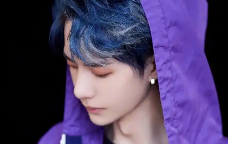 有种"惊艳"叫做王一博染发,染白发又奶又a,染蓝发帅成漫画脸