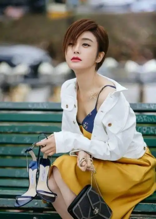 宋茜黑裙亮相不慎尴尬崴脚_感觉_时尚_黑色