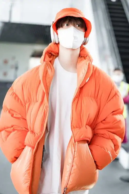 范丞丞跨年机场出发路透##范丞丞跨年晚会出发路透##范丞丞橙色羽绒