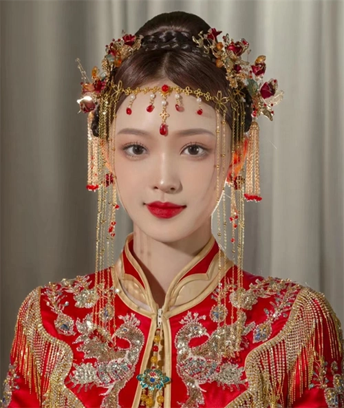 这一空气长刘海的新娘发型,小心机的刘海设计,让长圆脸的棱角不那么的