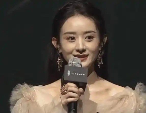 舞台上灯光自然比不过人工打光,不过赵丽颖33岁的年龄能hold住这样