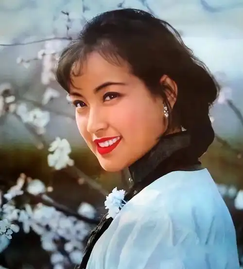 1979年,《小花》上映,刘晓庆饰演何翠姑,出众的气质让她逐渐被观众所