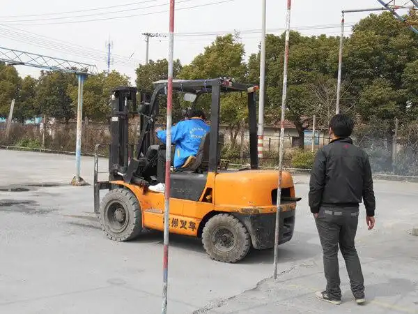 3月13日学员在场地上练习叉车