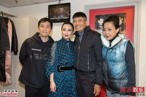 梁朝伟周润发后台相逢玩自拍