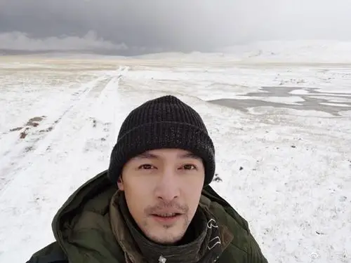 胡歌低调参与志愿活动 晒自拍胡须明显展现熟男魅力