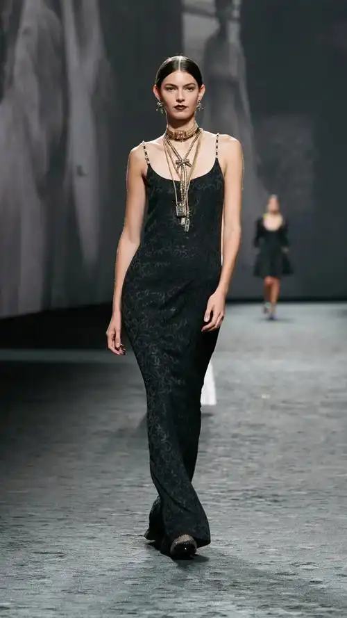 维吉妮·维娅用13套黑色礼服向香奈儿女士致敬