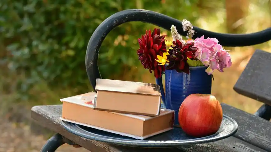 文艺书籍静物唯美高清桌面壁纸
