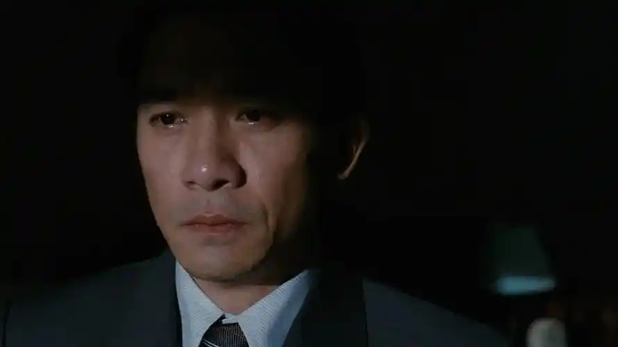 梁朝伟,简直是为了大荧幕而生的人,即使45岁,在色戒里依然这么有魅力