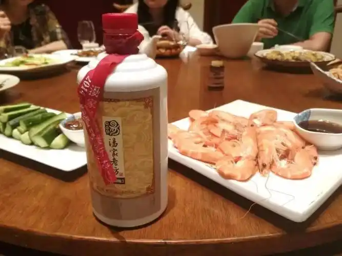 吃饭满足肉体喝酒陶醉灵魂