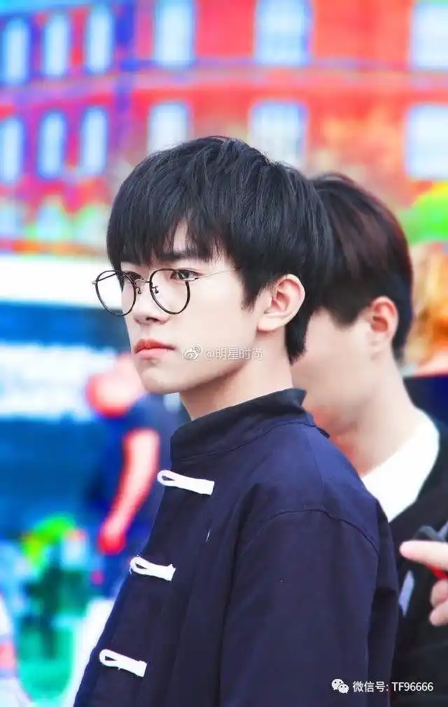 易烊千玺戴眼镜帅气夺人