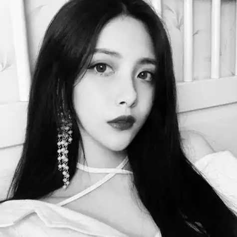 时尚有点冷酷部分露锁骨的女生头像高清黑白图片