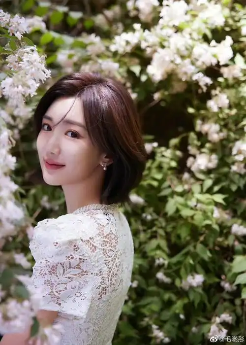 毛晓彤花朵蕾丝裙好有氛围感啊,姐姐也太美太甜了吧,花园里最美的白