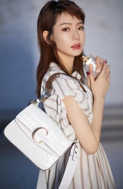 戚薇新发型真好看,刘海看似凌乱却个性十足,搭配连衣裙美得霸气