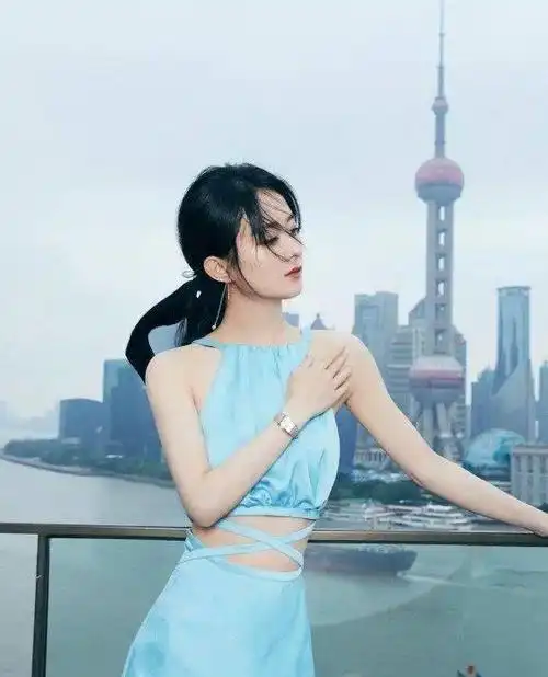 我觉得赵丽颖没有80斤当她穿蓝色长裙时这腰围真实存在