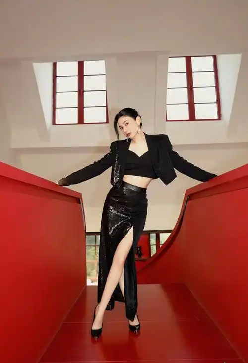 黄奕黑色开叉裙美腿写真,大秀性感身材,一起来看看吧!