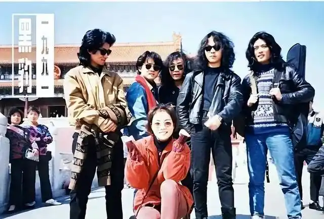 不过,此时窦唯和王菲还没有发生任何故事,他们俩之间还少些音乐来当