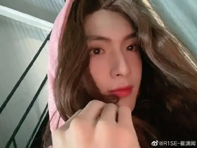 翟潇闻晒女装自拍照