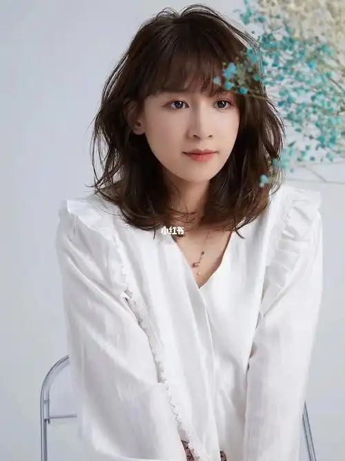 两侧的蓬松卷度修饰脸型,适合长脸和圆脸女生#发色分享  #减龄发型