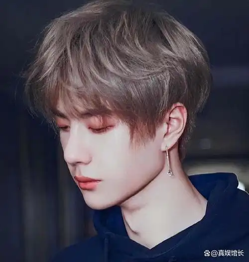 自然获得了出道机会,2014年,以男团uniq的成员身份出道了,自此,王一博