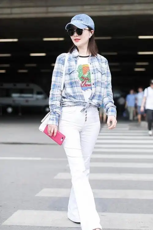 舒畅气质真好身穿白色裤子清纯有活力身材颜值不输少女