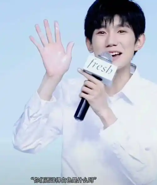 王源mv里的暗戳戳的告白,白色的手指,英文翻译,太浪漫了!