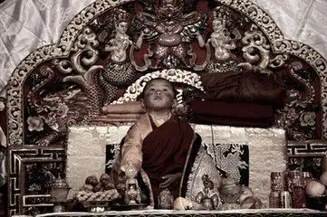 十五岁的仓央嘉措正式入住布达拉宫,成为高高在上的活佛