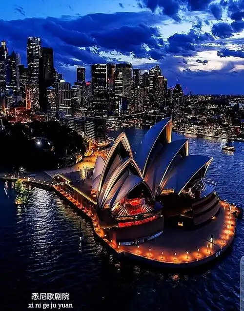悉尼歌剧院位于澳大利亚悉尼是20世纪最具特色的建筑之一也是世界著名