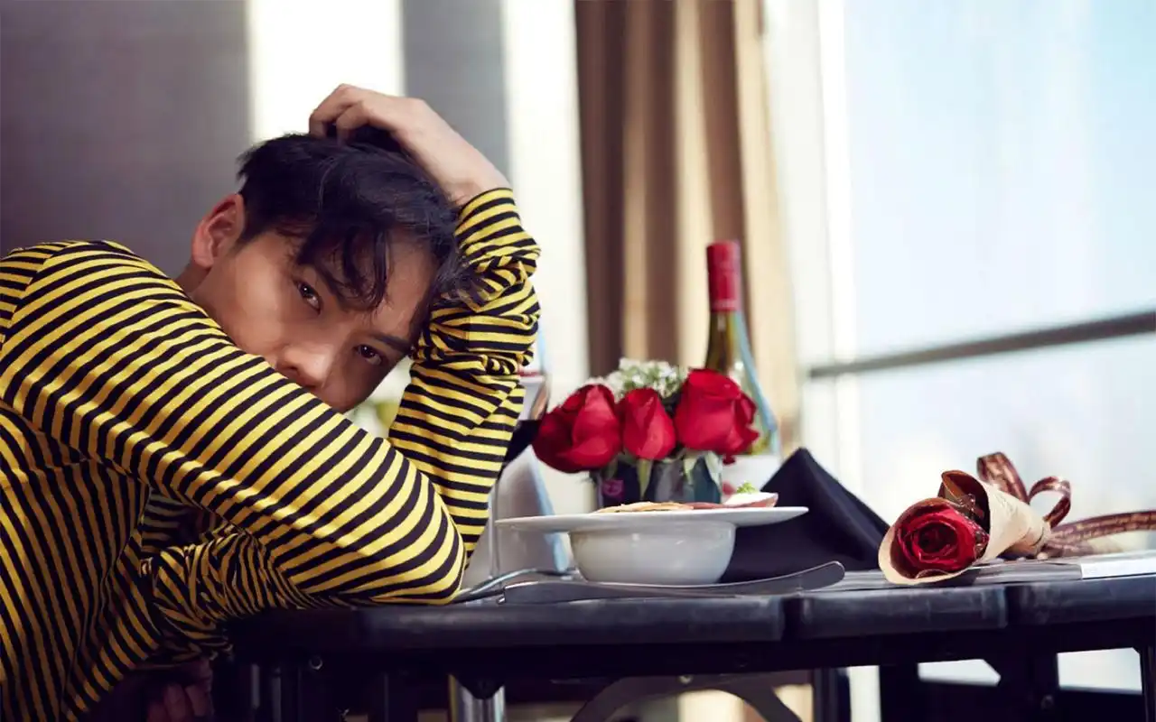 全能男神陈伟霆慵懒迷糊表情桌面壁纸图片下载