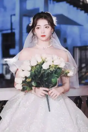 鞠婧祎婚纱照仙气四溢丸子头公主发箍白纱纯洁宛如钻石公主在逃