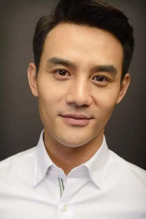 《他来了请闭眼》王凯定妆照 白衬衫干练